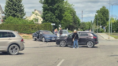 &bdquo;&Scaron;e&scaron;ių krypčių sankryžoje&ldquo; susidūrė 3 automobiliai: vietos gyventojų avaringumas nestebina
