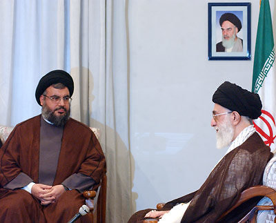 Wikimedia Commons nuotr./Hassanas Nasrallah ir Irano lyderis Ali Khamenei 2005 m.