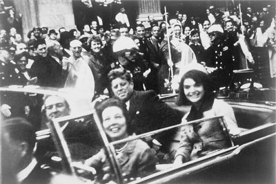 Jacqueline Kennedy su vyru Johnu F. Kennedy likus kelioms minutėms iki mirtino šūvio