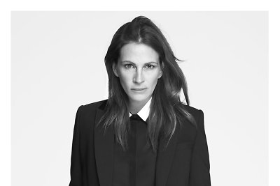 „Givenchy“ reklaminiu veidu tapusi Julia Roberts nuotraukoms pozavo be makiažo