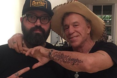 Mickey Rourke pasidarė tatuiruotę savo nugaišusio šuns atminimui