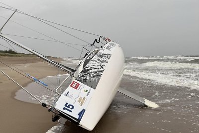 Baltijos jūra į krantą išmetė jachtą