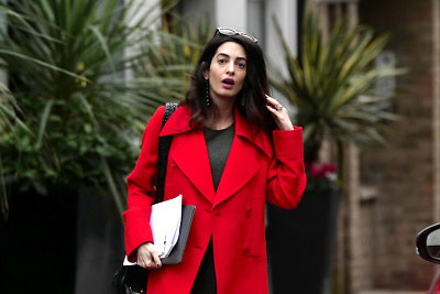 Amal Clooney - su dizainerės Stellos McCartney paltu