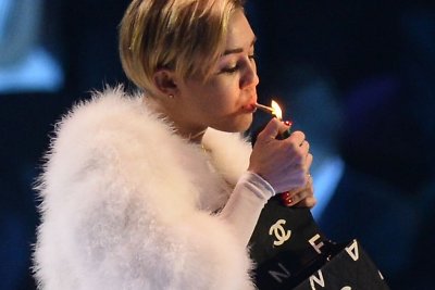 Nyderlandų pareigūnai pradėjo tyrimą dėl ant scenos suktinę užsirūkiusios Miley Cyrus