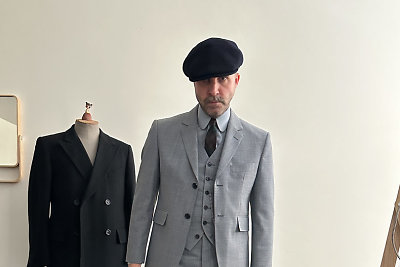 Su šia „Newsboy“ stiliaus kepure dizaineris atrodo tarsi jo mėgstamo serialo „Peaky Blinders“ veikėjas! „Pasirodo, tokias gamino nuo devynioliktojo amžiaus pabaigos iki šiol gyvuojanti švedų kompanija „CTH Ericson“