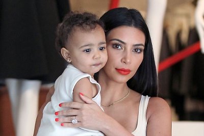 Kim Kardashian pasidžiaugė, kad jos dukra jau žengė pirmuosius žingsnius