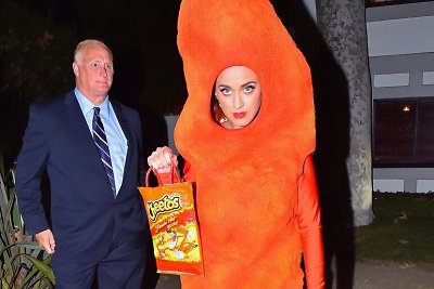 Katy Perry per Heloviną persirengė „Cheetos“ traškučiu