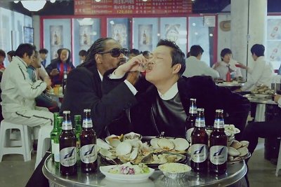 Hito „Gangnam Style“ atlikėjas Psy naujame vaizdo klipe „Hangover“ linksminasi su reperiu Snoop Doggu