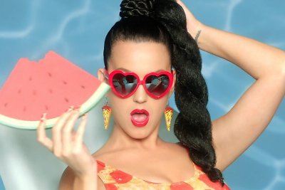 Katy Perry vaizdo klipe „This Is How We Do“ demonstruoja gausybę skirtingų įvaizdžių