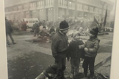 R.Požerskio fotografija iš Sausio 13-osios įvykių. Berniukai