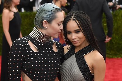 Miley Cyrus ir Zoe Kravitz