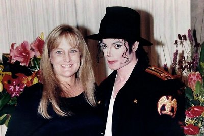 Michaelo Jacksono vaikų motina Debbie Rowe susižadėjo su jo vadybininku Marcu Schaffeliu