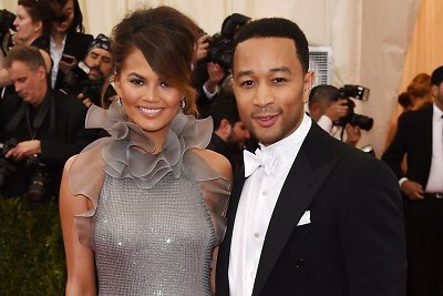 Manekenė Chrissy Teigen ir atlikėjas Johnas Legendas priglaudė trikoję buldogę