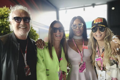 Briatore mielai fotografuojasi su trimis gyvenimo moterimis: Elisabetta Gregoraci, Naomi Campbell ir Heidi Klum