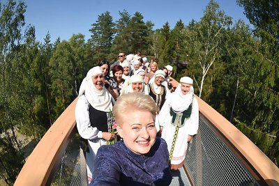 Karštis Daliai Grybauskaitei nesutrukdė išbandyti medžių lajų tako Anykščiuose