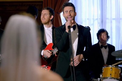 Vestuvių muzikantais tapę „Maroon 5“ naujame klipe „Sugar“ įsibrovė į tikras vestuves