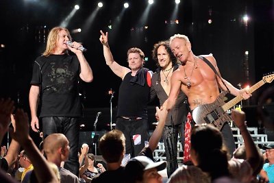 „Def Leppard“ gerbėjams Lietuvoje leido nuspręsti, kas apšildys koncertą – jie pasirinko „Rebelheart“