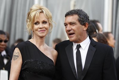 Apie skyrybas pranešusi Melanie Griffith jau stengiasi pašalinti Antonio Banderaso vardo tatuiruotę