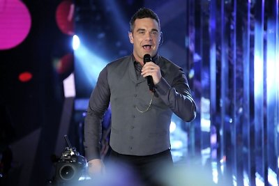 Švedijoje koncertavęs dainininkas Robbie Williamsas pasirašė ant savo gerbėjos užpakaliuko