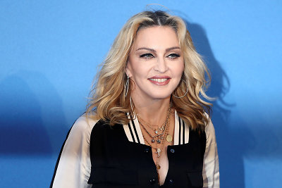 Dainininkė Madonna įteikė Afrikai vertingą dovaną