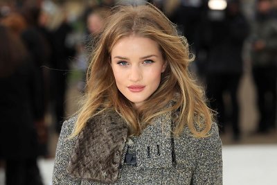 Už prastą vaidybą sukritikuota Rosie Huntington-Whiteley pasirodys naujajame filme „Pašėlęs Maksas“