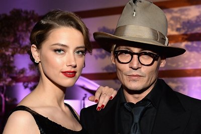 Johnny Deppas neigia gandus apie sužadėtinės Amber Heard nėštumą