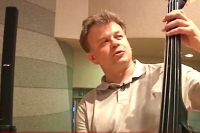 Muzikos instrumentai vaikų akimis: elektrinis kontrabosas