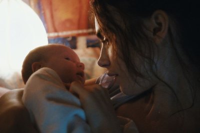 Filme „Su meile, Rouzė“ aktorei Lily Collins teko nelengvas vienišos motinos vaidmuo