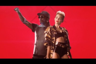 Įvertinkite: will.i.am ir Miley Cyrus pristatė dainos „Feelin Myself“ vaizdo klipą