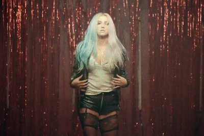 Kesha dainos „Dirty Love“ vaizdo klipe sušoko striptizą