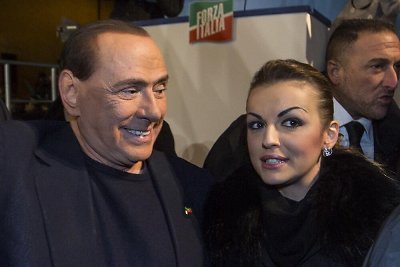 Silvio Berlusconi oficialiai išsiskyrė su žmona ir jau gali vesti 50 metų už save jaunesnę sužadėtinę