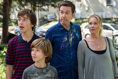 Skyleris Gisondo, Steele'as Stebbinsas, Edas Helmsas ir Christina Applegate komedijoje „Kvaišų atostogos“