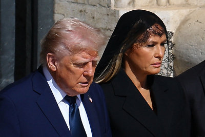 Donaldui Trumpui kliuvo kritikos – kaltinamas per popiežiaus laidotuves pažeidęs aprangos kodą