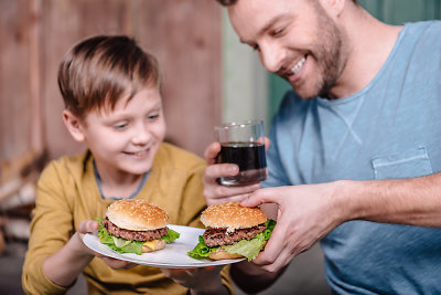 Burgerių menas: kaip sukurti tobulą jautienos mėsainį namuose?