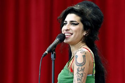 Londone bus atidengta velionės dainininkės Amy Winehouse skulptūra