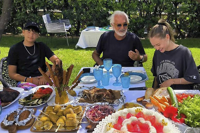 Ilgai su dukra nebendravęs Flavio nori atsigriebti už iššvaistytus metus? Vakarėlis sode su kepsniais ir tortu