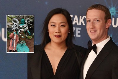 Markas Zuckerbergas žmonai įteikė jos statulą: vieni žavisi, kiti – peikia dėl keistos priežasties