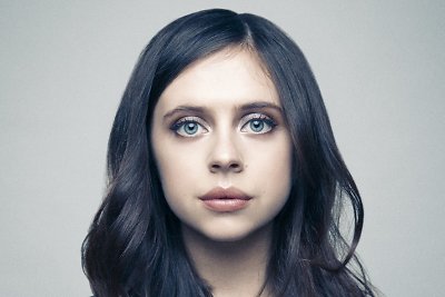 Po ilgų paieškų pagrindinis vaidmuo filme „Tarp pilkų debesų“ patikėtas aktorei Bel Powley