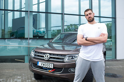 Jonas Valančiūnas vasarą Lietuvoje važinės „Volkswagen Amarok“: „Turiu pats tilpti ir draugai nemaži“