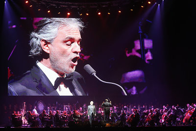 Andrea Bocelli koncertas Kaune: sužavėtos publikos prašomas solistas keliskart grįžo į sceną