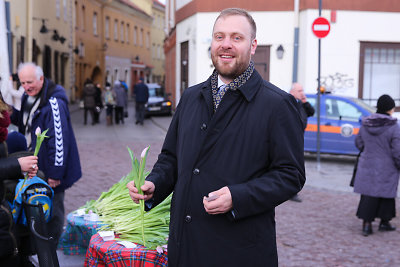 Verslininkas Romualdas Mačiulis Vilniuje moterims išdalijo tūkstantį tulpių