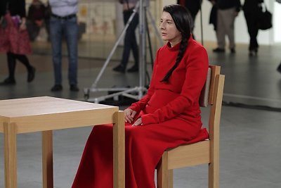 Kadras iš filmo „Marina Abramovič: dalyvauja menininkė“