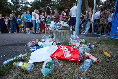 „Sel“ koncerto laukę gerbėjai šiukšlėmis nusėjo parką šalia Klaipėdos estrados