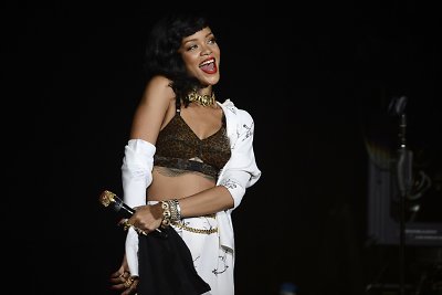 Rihanna naktiniame klube pastebėta bučiuojanti buvusį vaikiną Drake'ą