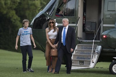 Melania Trump su sūnumi Barronu įsikėlė į Baltuosius rūmus