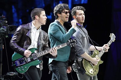 „Jonas Brothers“ (iš kairės): Nickas Jonas, Joe Jonas ir Kevinas Jonas