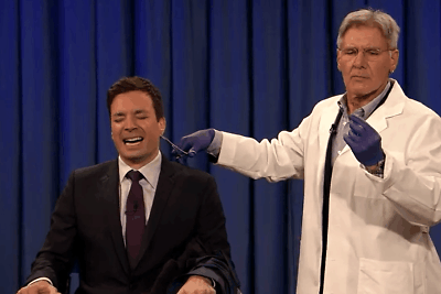 Harrisonas Fordas pokalbių laidos metu vedėjui Jimmy Fallonui įvėrė auskarą