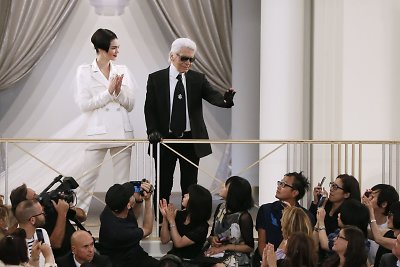 Kendall Jenner šlovės valanda: Kim Kardashian sesuo per „Chanel“ šou pristatė finalinį ansamblį