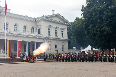 Iškilminga vėliavų pakėlimo ceremonija S. Daukanto aikštėje