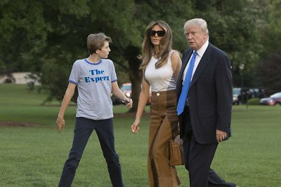 Melania Trump su sūnumi Barronu įsikėlė į Baltuosius rūmus